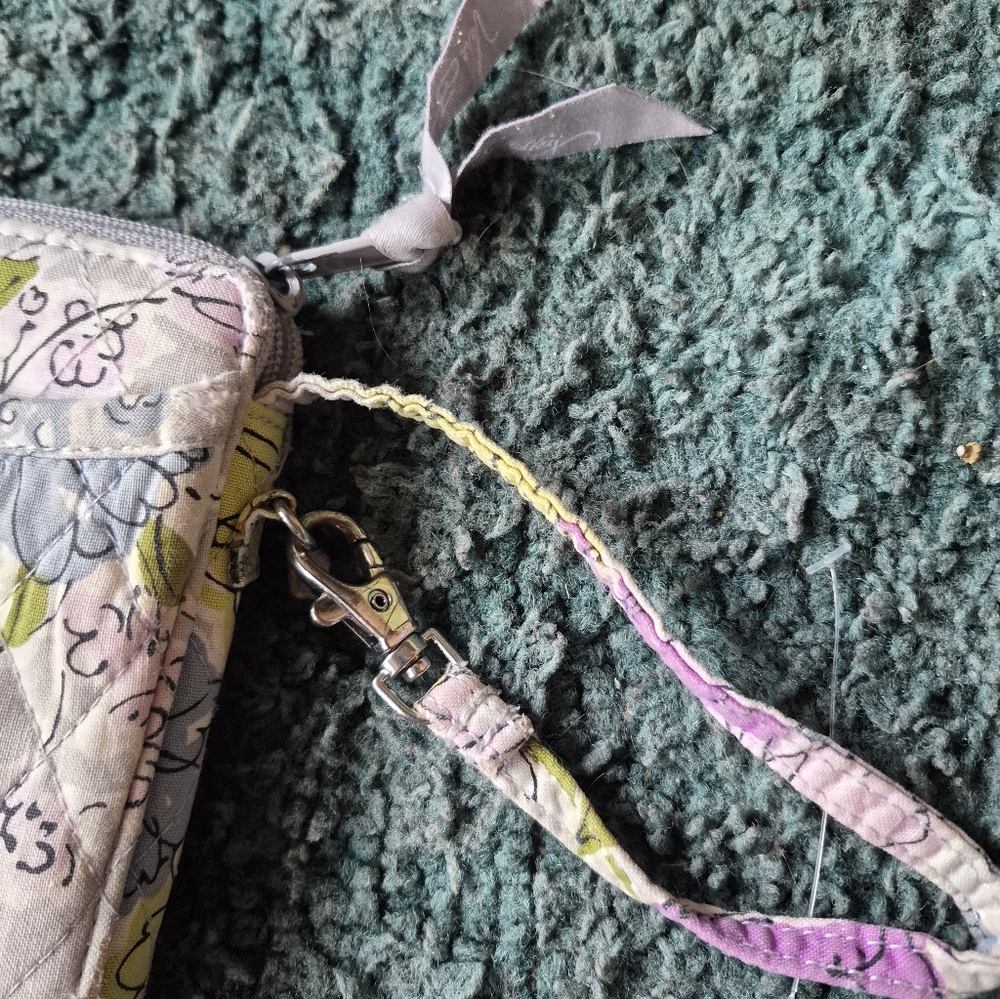 Vera Bradley Floral Quilted Waĺlet with Wristlet Strap - Picture 3 of 8